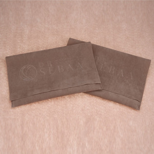 Özel kabartmalı logo takı paket ambalaj eko kadife çanta takı yüzük ambalaj için süet mikrofiber takı kılıfı flap ile - Product Image 4