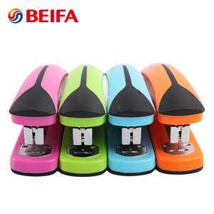 Papeterie scolaire taille moyenne Style de base SE0001 bureau <span class=keywords><strong>professionnel</strong></span> 12 couleurs boîte de <span class=keywords><strong>papier</strong></span> outils de bureau en plastique Standard <span class=keywords><strong>agrafeuse</strong></span> - Product Image 2