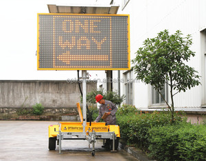 Connexion WIFI télécommandée Optraffic Contrôle du trafic programmable sur place Signalisation VMS 5 couleurs, remorque à message variable - Product Image 4