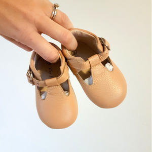 Vente en gros Chaussures pour nouveaux-nés pour bébés filles en cuir pleine fleur à lanière en T avec semelle souple personnalisées - Product Image 3