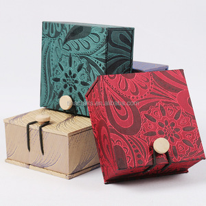 2021 Classical <strong>Cotton</strong> Jewelry Packaging Bangle Box With Wood <strong>Button</strong>