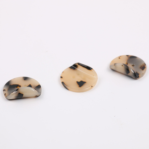 Boutons plats en résine acétate colorée effet écaille de tortue, en plastique irrégulier, avec paillettes, 2/4 trous, pour accessoires vestimentaires - Product Image 5