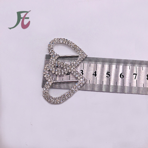Venta al por mayor 55x45mm corazón plateado <span class=keywords><strong>dos</strong></span> filas <span class=keywords><strong>hebillas</strong></span> <span class=keywords><strong>de</strong></span> diamantes <span class=keywords><strong>de</strong></span> imitación al por mayor para fajas <span class=keywords><strong>de</strong></span> sillas <span class=keywords><strong>de</strong></span> boda - Product Image 5