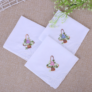 منديل نسائي أبيض سادة مطرز بتصميم الزهور - Product Image 4