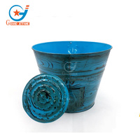 Pot de fleurs en métal bleu avec poignée pour la décoration du jardin