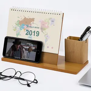 Kalender Meja Cetak Kustom Dudukan Kayu 2019 Kalender Meja Dekoratif Kantor dengan Penyangga Pena dan Kotak Hadiah