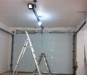 Puerta de Garaje Superior Eléctrica de Alta Calidad de 16x8 - Product Image 5