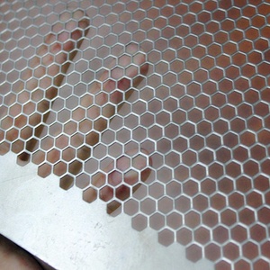 Mô hình lỗ lục giác đục lỗ lưới kim loại Trần treo và xử lý tùy chỉnh cắt hàn và uốn cong - Product Image 5