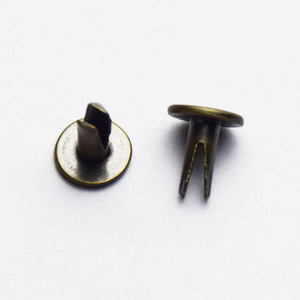 <span class=keywords><strong>Rivet</strong></span> fendu <span class=keywords><strong>bifurqué</strong></span> gravé avec logo en laiton personnalisé - Product Image 5