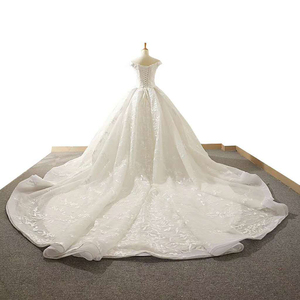 RSM66682 Robe de mariée de luxe à appliques lourdes et col en V de haute qualité, robe de mariée avec longue traîne - Product Image 6