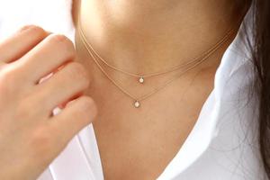 Colgante Simple de circonia cúbica brillante para mujer, Mini collar solitario de diamante de capas - Product Image 5