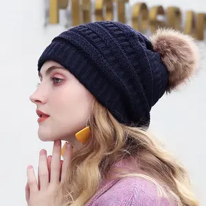 Topi rajut wanita, topi musim dingin akrilik lembut regang kabel rajut bulu faux pufball dengan pom pom