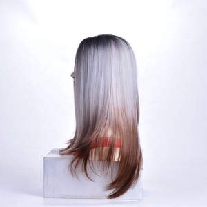 <span class=keywords><strong>Parrucca</strong></span> Sintetica <span class=keywords><strong>Lunga</strong></span> e Liscia Grigio Argento Ombré Naturale per Donne Bianche, Vendita all'Ingrosso - Product Image 5