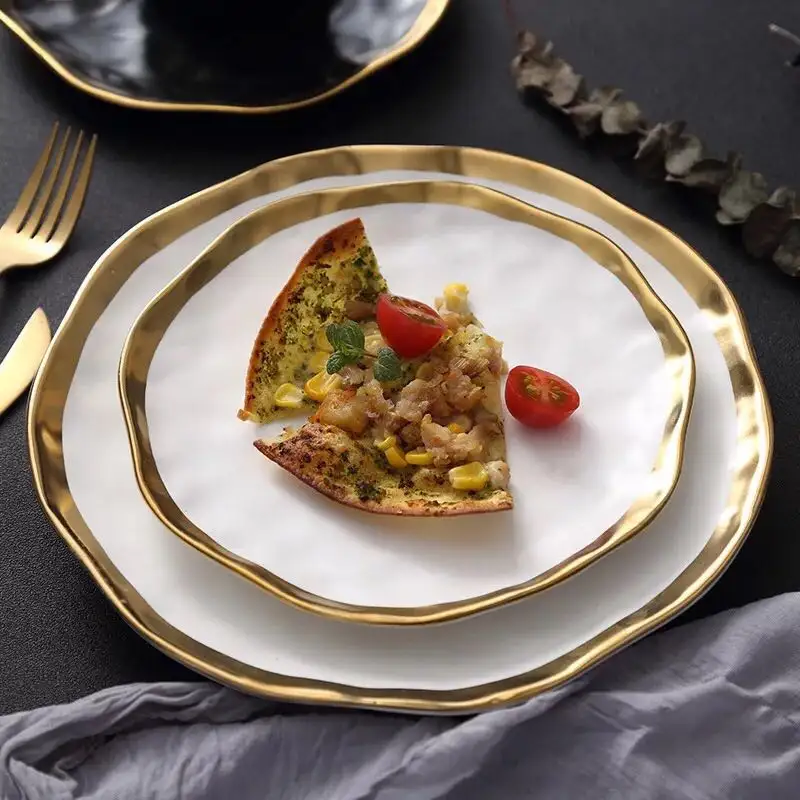 Фарфоровая керамическая тарелка и блюда с золотым ободком