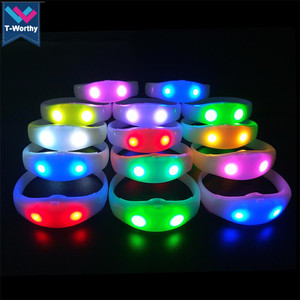 T-xứng đáng với Sản Phẩm Mới Đài Phát Thanh Điều Khiển Led Dây Đeo Cổ Tay Bên Ủng Hộ Đám Cưới Led Dây Đeo Cổ Tay Điều Khiển Bán Buôn - Product Image 2
