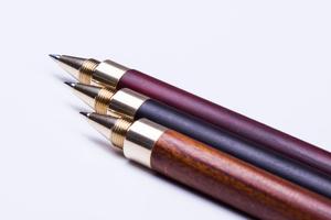 <span class=keywords><strong>Penna</strong></span> <span class=keywords><strong>a</strong></span> <span class=keywords><strong>sfera</strong></span> in <span class=keywords><strong>legno</strong></span> lavorata in ottone con tornitura in metallo CNC ad alta precisione - Product Image 3