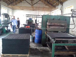 Prensa de moldeo de goma vulcanizada para estera de piso de alta temperatura, prensa de curado de placa de goma de empuje automático con CE ISO9001 - Product Image 2