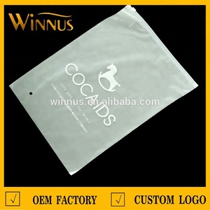 ถุงพลาสติกซิปล็อคพิมพ์โลโก้ตามสั่งราคาถูกสำหรับเสื้อยืด เสื้อผ้า และบรรจุภัณฑ์เสื้อผ้า - Product Image 4