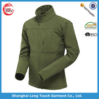 Chaqueta de concha blanda bordada con cuello levantado y capucha de tejido transpirable para senderismo de invierno al aire libre para hombre con logotipo personalizado impreso