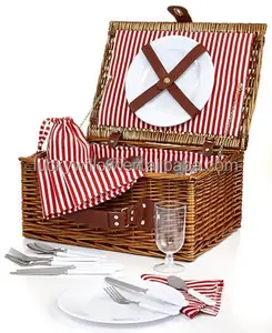 长方形柳条篮子，用于带红色条衬里和内部材料的野餐