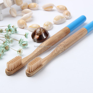<span class=keywords><strong>Cepillo</strong></span> <span class=keywords><strong>de</strong></span> <span class=keywords><strong>dientes</strong></span> <span class=keywords><strong>de</strong></span> bambú natural para uso doméstico para adultos con cerdas negras suaves y mango negro redondo - Product Image 2