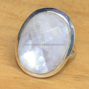 Anillo de plata con forma ovalada de piedra lunar arcoíris, joyería de piedras preciosas reales Vintage única para bodas y fiestas de Casa De Plata - Product Image 1