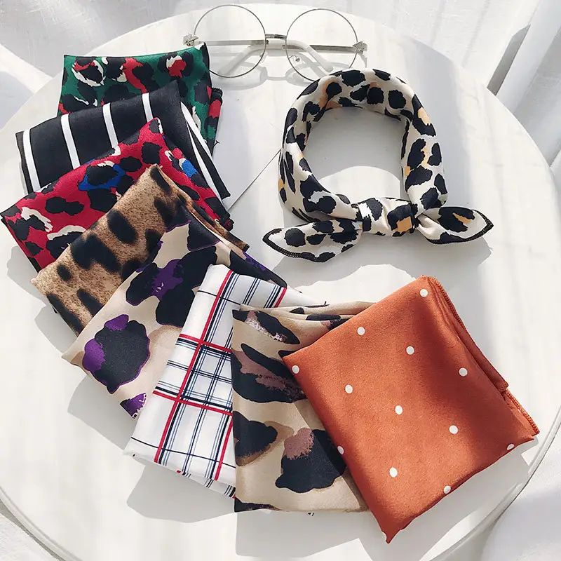 CLARMER Auf Lager Mode Großhandel Gedruckt Platz Schals Frauen Streifen Punkt Leopard Satin Seide Haar Schal Für Mädchen
