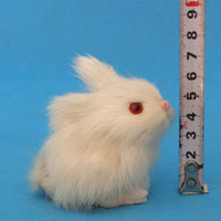 Lapin en fourrure réaliste grandeur nature pour Pâques