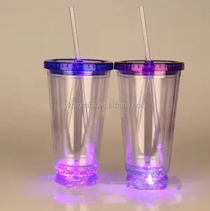 16 oz luz led-up pisca isolado copo de bebida, copo de viagem, tumblr com canudo e tampa parafuso-claro com luzes de cor milti