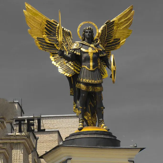 <span class=keywords><strong>Altın</strong></span> kanatları melek şekil ve bronz yaşam boyutu ünlü Archangel Michael heykel