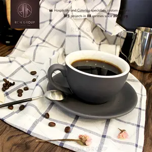 Toptan benzersiz şekli Logo özel baskılı kolu kupa seramik seyahat kahve kupalar ile tepsi