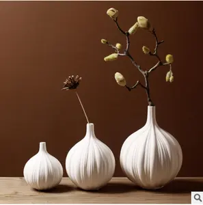 Nueva ajo en forma de flor de cerámica florero blanco mini jarrón de porcelana para la venta al por mayor