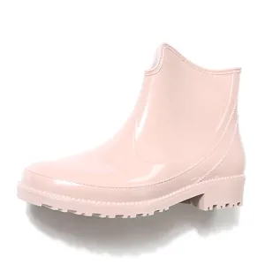 थोक फैशन नरम रंगीन टखने सिलिकॉन पीवीसी बारिश जूते महिलाओं के लिए