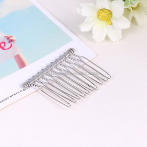 Peine <span class=keywords><strong>de</strong></span> pelo <span class=keywords><strong>de</strong></span> metal trenzado con dientes <span class=keywords><strong>de</strong></span> materiales mixtos y metálicos <span class=keywords><strong>de</strong></span> color dorado, plateado y negro personalizado gratis - Product Image 4