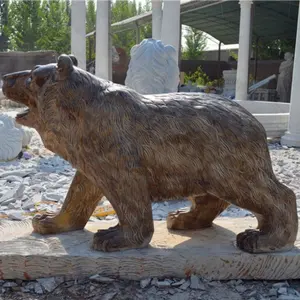 Vida tamaño oso estatua