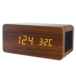 Nuevo diseño 4,2 Altavoz Bluetooth Reloj despertador LED de madera con cargador de teléfono inalámbrico Relojes de mesa inteligentes
