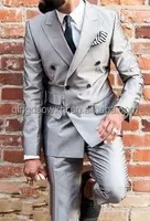 スタイリッシュなシルバーコートパンツフォーマルpeaklapelダブルブレスト6ボタンカスタムの男性のスーツ