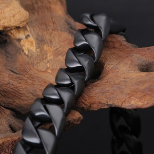 Motorista gótico ancha cadena para hombre Boys Curb del cráneo grabado cubano Negro 316L Pulsera de acero inoxidable - Product Image 4
