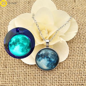 Collar con Colgante Vintage, Brillante en la Oscuridad, con Diseño de Luna, Espacio, Estrella, Galaxia y Universo - Product Image 1