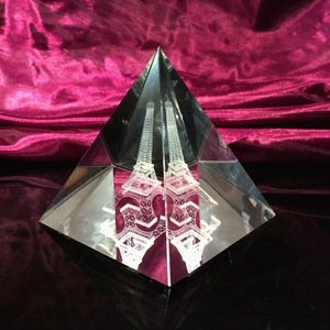Pirámide Egipcia <span class=keywords><strong>de</strong></span> Cristal con Grabado Personalizado y Pantalla Holográfica - Product Image 2