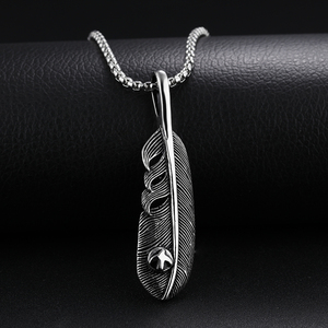 Collana Retrò da Uomo con Ciondolo Vintage in <span class=keywords><strong>Oro</strong></span> Antico e Piuma Nera con Design Personalizzato - Product Image 4