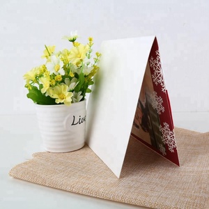 Biglietti per inviti di nozze in pizzo bianco personalizzati di vendita calda con nastri rossi e spille di cristallo - Product Image 4