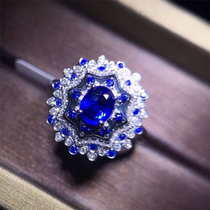 Anillo de Zafiro Azul Natural de Sri Lanka de 0.8ct con Diseño de Flor y Piedras Preciosas en Oro de 18k para Mujer - Product Image 2