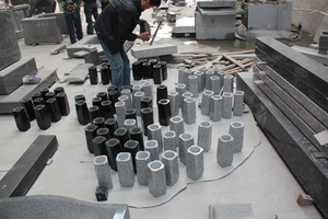 Diseño profesional <span class=keywords><strong>cementerio</strong></span> Uso de granito negro vertical lápidas <span class=keywords><strong>con</strong></span> <span class=keywords><strong>flores</strong></span> - Product Image 4