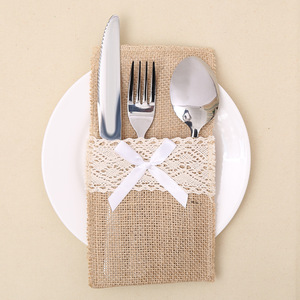 Porta Cubiertos Navideño de Lino y Encaje para Decoración de Mesa - Product Image 1