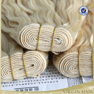 Las empresas chinas al por mayor ofrecen tejido de cabello Remy con rizos bohemios para lograr un color rubio platino - Product Image 1