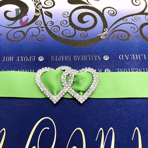 Venta al por mayor 55x45mm corazón plateado <span class=keywords><strong>dos</strong></span> filas <span class=keywords><strong>hebillas</strong></span> <span class=keywords><strong>de</strong></span> diamantes <span class=keywords><strong>de</strong></span> imitación al por mayor para fajas <span class=keywords><strong>de</strong></span> sillas <span class=keywords><strong>de</strong></span> boda - Product Image 3