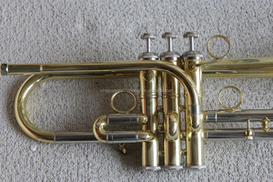 Eb trompeta nivel profesional oro laca trompeta <span class=keywords><strong>instrumentos</strong></span> musicales <span class=keywords><strong>de</strong></span> la fábrica <span class=keywords><strong>de</strong></span> China - Product Image 3