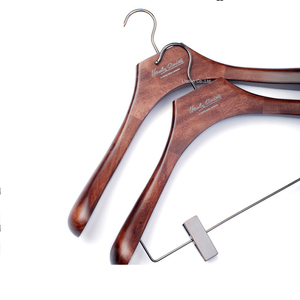 Cintres en bois personnalisés de marque, en laiton antique, résistants, pour fourrure - Product Image 6