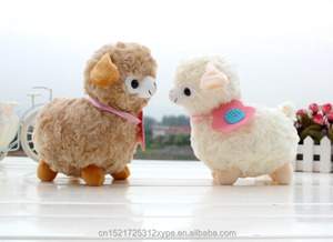Tùy chỉnh Alpaca đồ chơi sang trọng Nụ cười dê cừu mặc một chiếc khăn hoa với Chuck Mặt dây chuyền PP bông đầy thú nhồi bông đồ chơi - Product Image 2